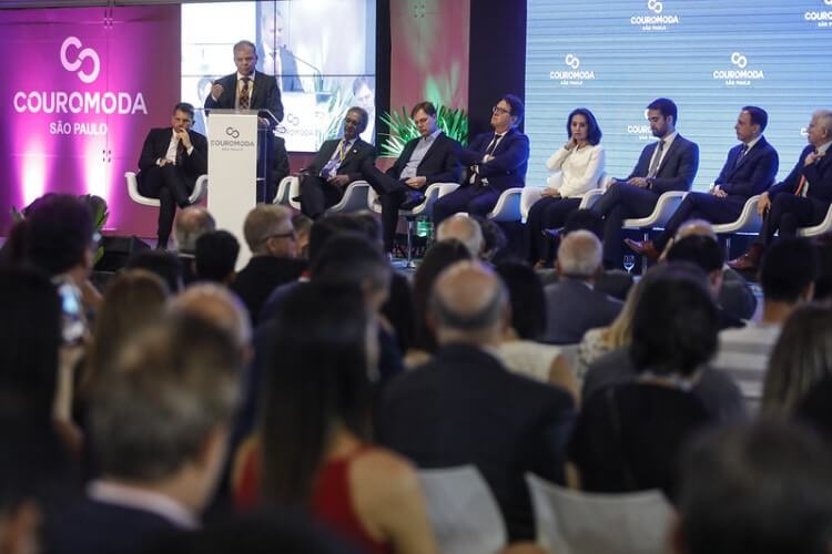 Auditório cheio em palestra durante a feira Couromoda.