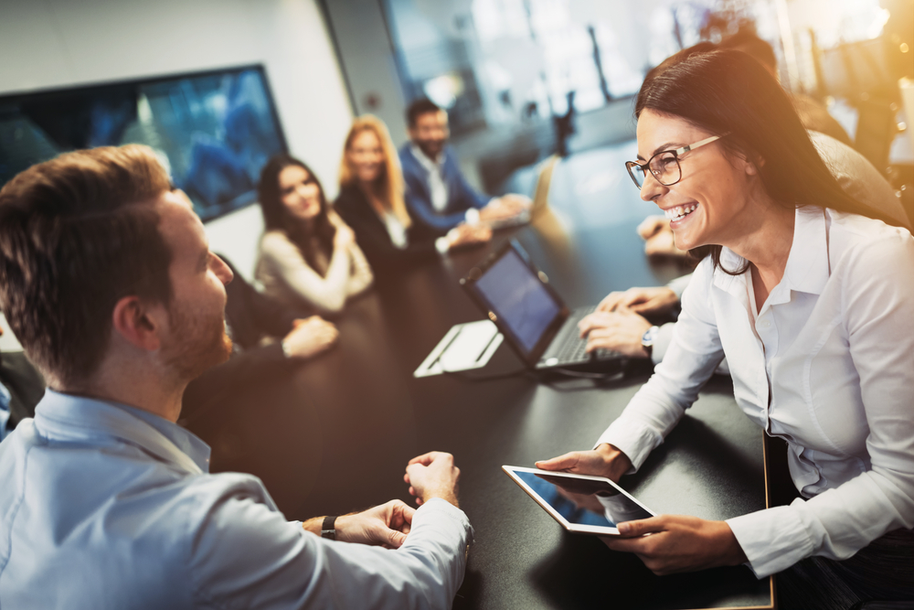 Colaboradores participando de dinâmicas de motivação. 