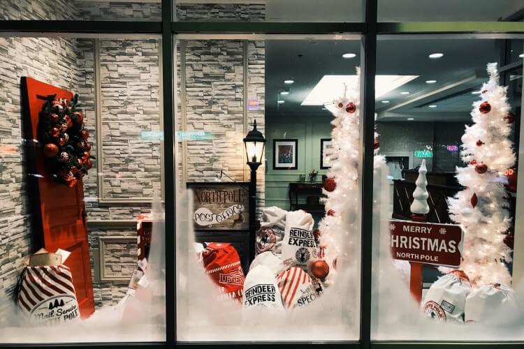 Vitrine de loja com decoração de Natal.