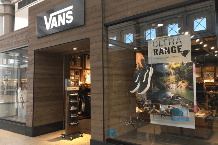 Vitrine de loja da Vans.