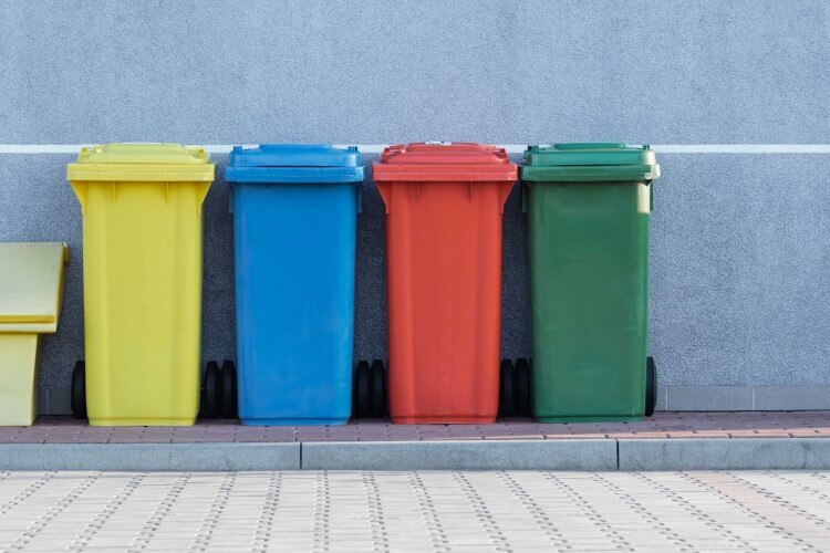 Cestos de lixo reciclável separados por tipo de resíduo.