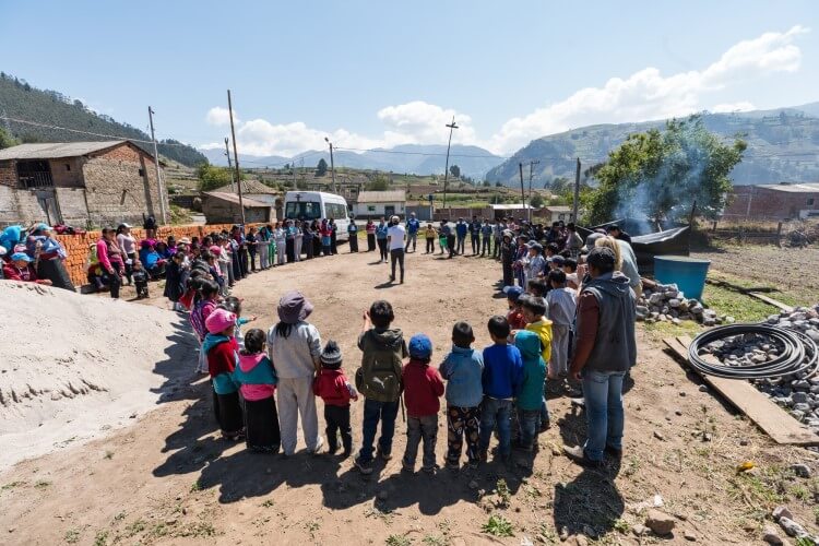 Comunidade reunida em círculo.