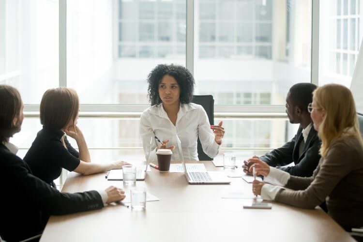 Reunião estratégica de uma equipe de trabalho.