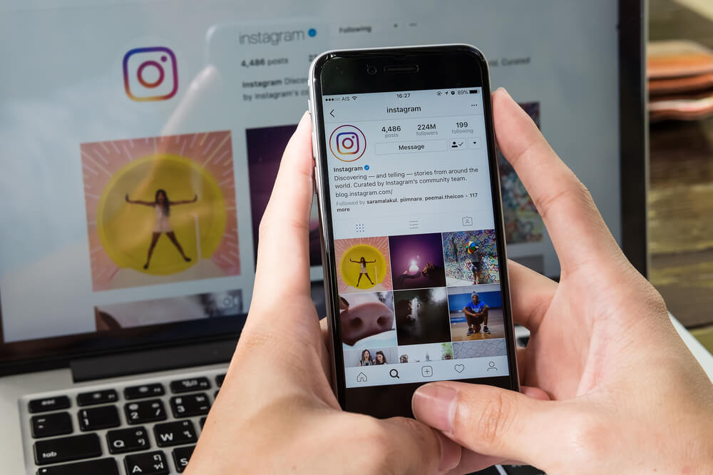 Perfil do Instagram com diferentes imagens no celular.