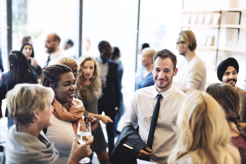 Funcionários em confraternização comemorando o aniversário da empresa.