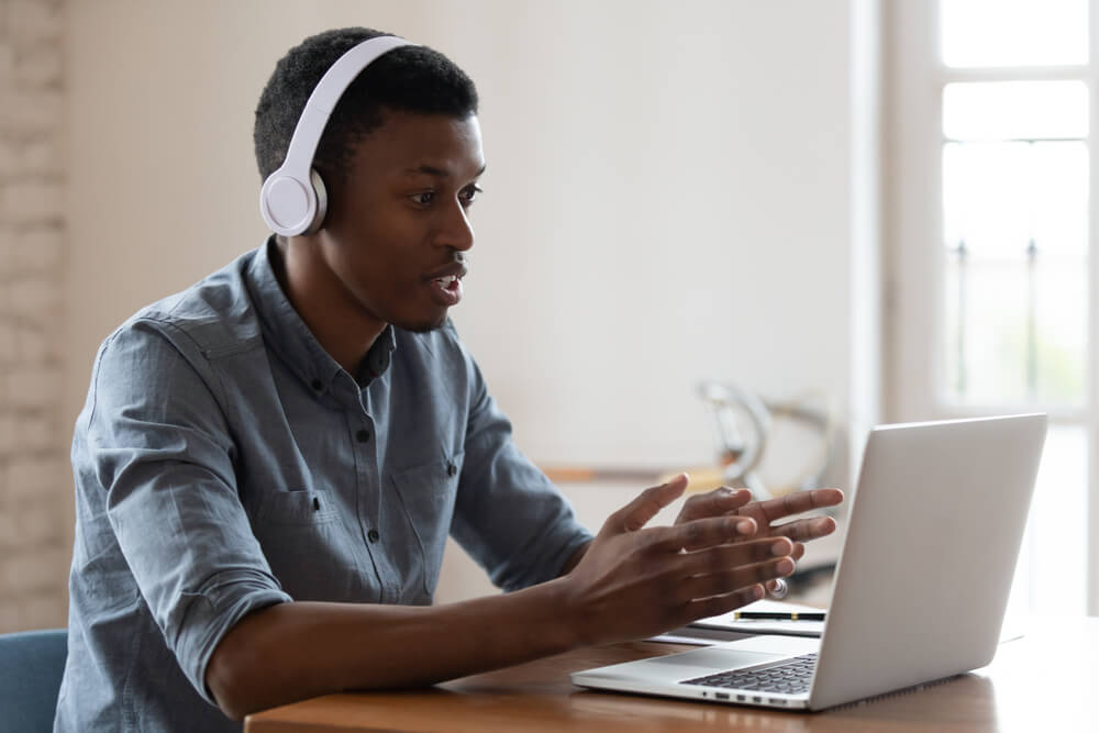 Vendedor fazendo curso para se especializar na internet.